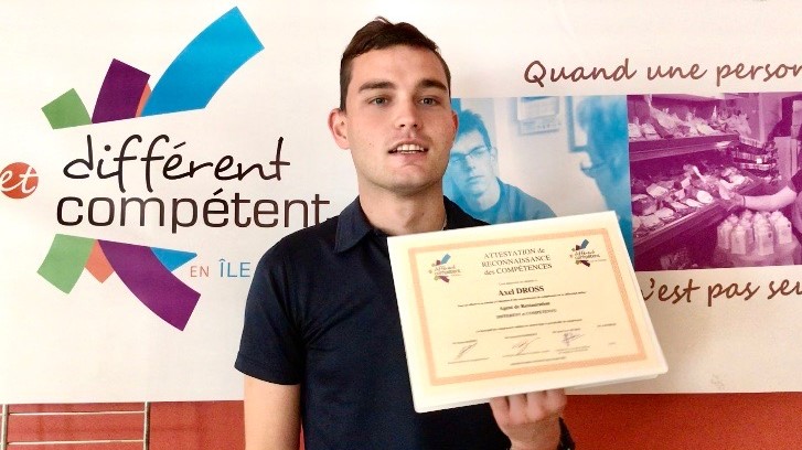 Axel recevant son attestation de compétences