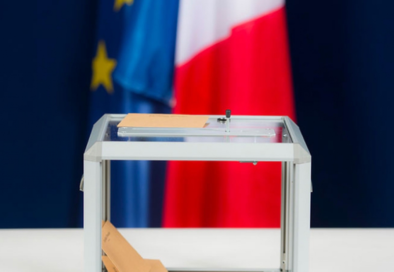 urne de vote avec le drapeau français